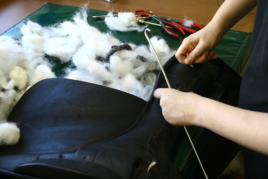 Polsterung und Reparatur eines Sattels durch Sattler bei Tom Büttner