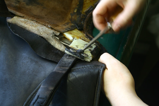 Reparatur eines Sattels durch Sattler bei Tom Büttner